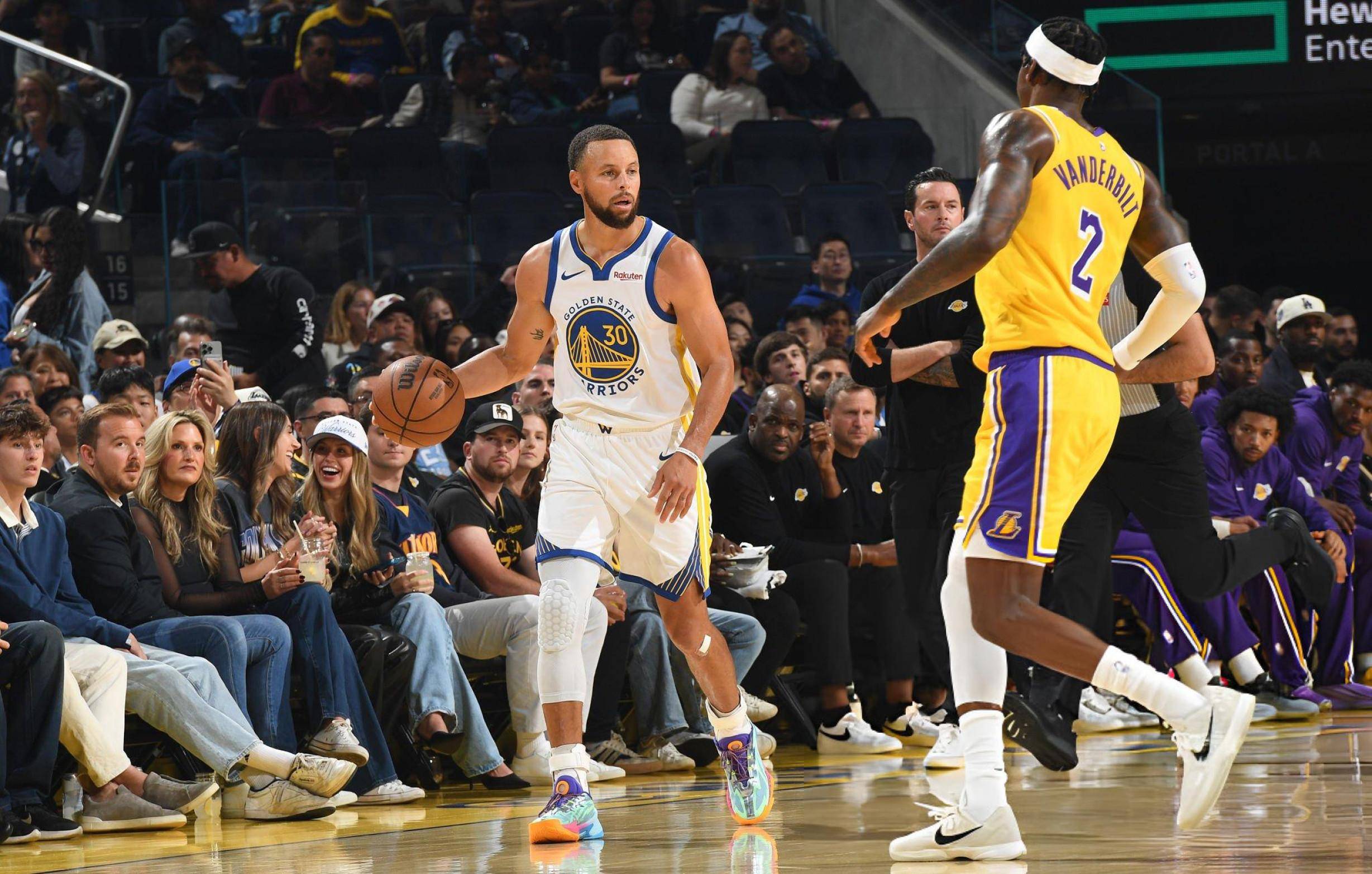 包含赛前洛杉矶湖人调整名单：NBA季后赛节点到来，更衣室稳定，纪律约束更严格的词条